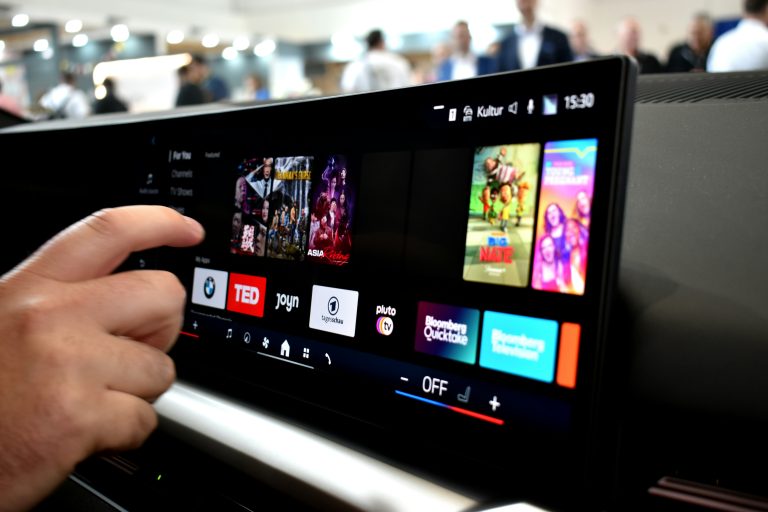 Waarom je beter voor knoppen dan een touchscreen in de auto kiest